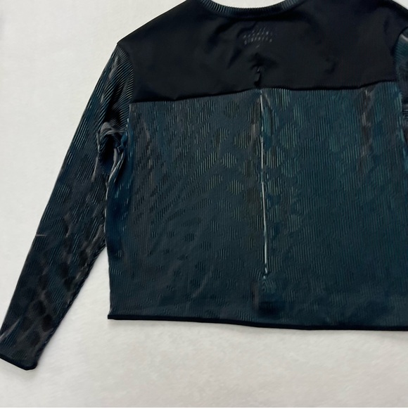 Nike Running Division Mid Layer Top Women's  Size XS Oversized Multi - Picture 7 of 8